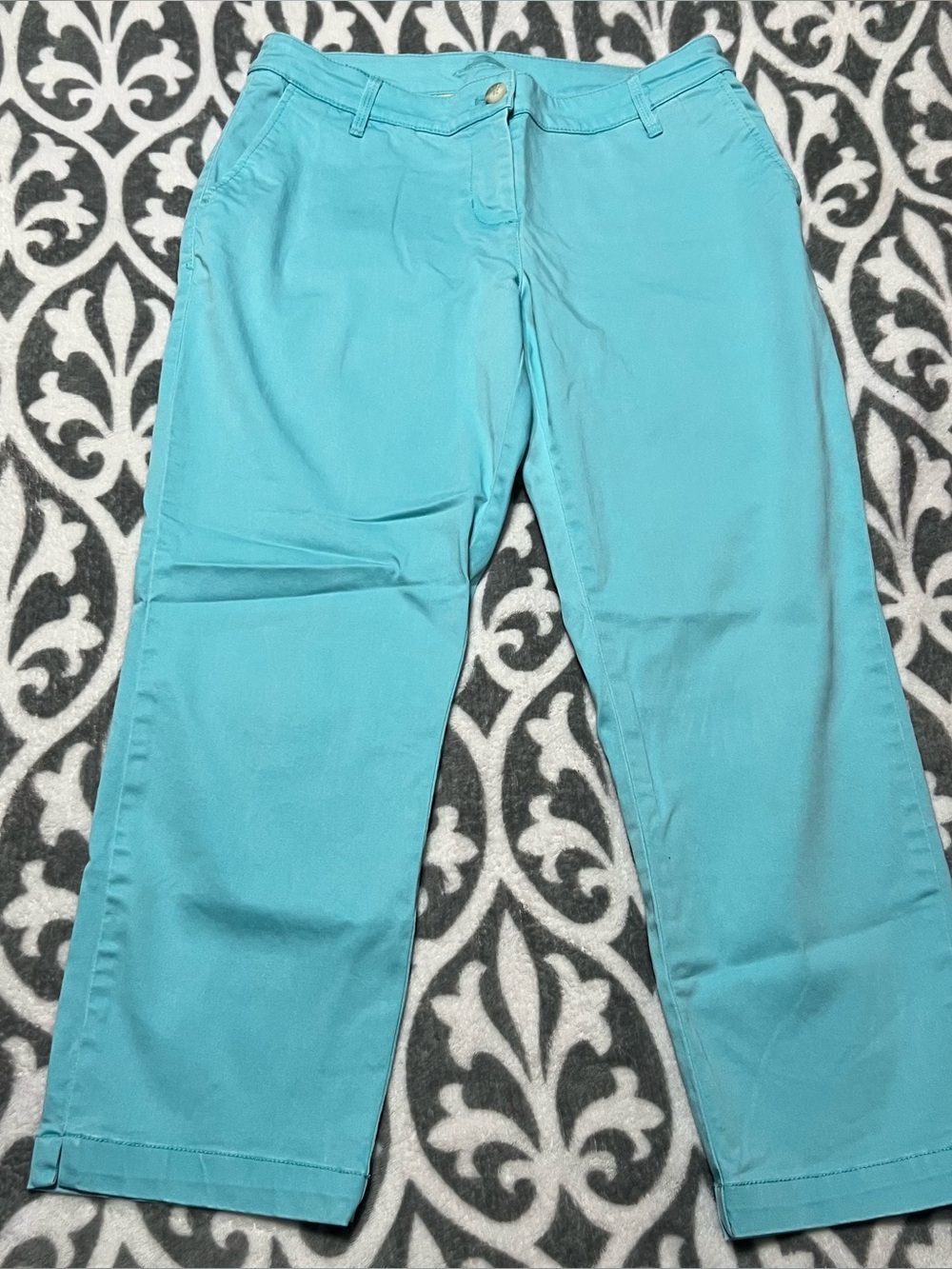 Tommy Bahama Women’s Casual Turquoise Blue Cropped Chino Pants
Size 4